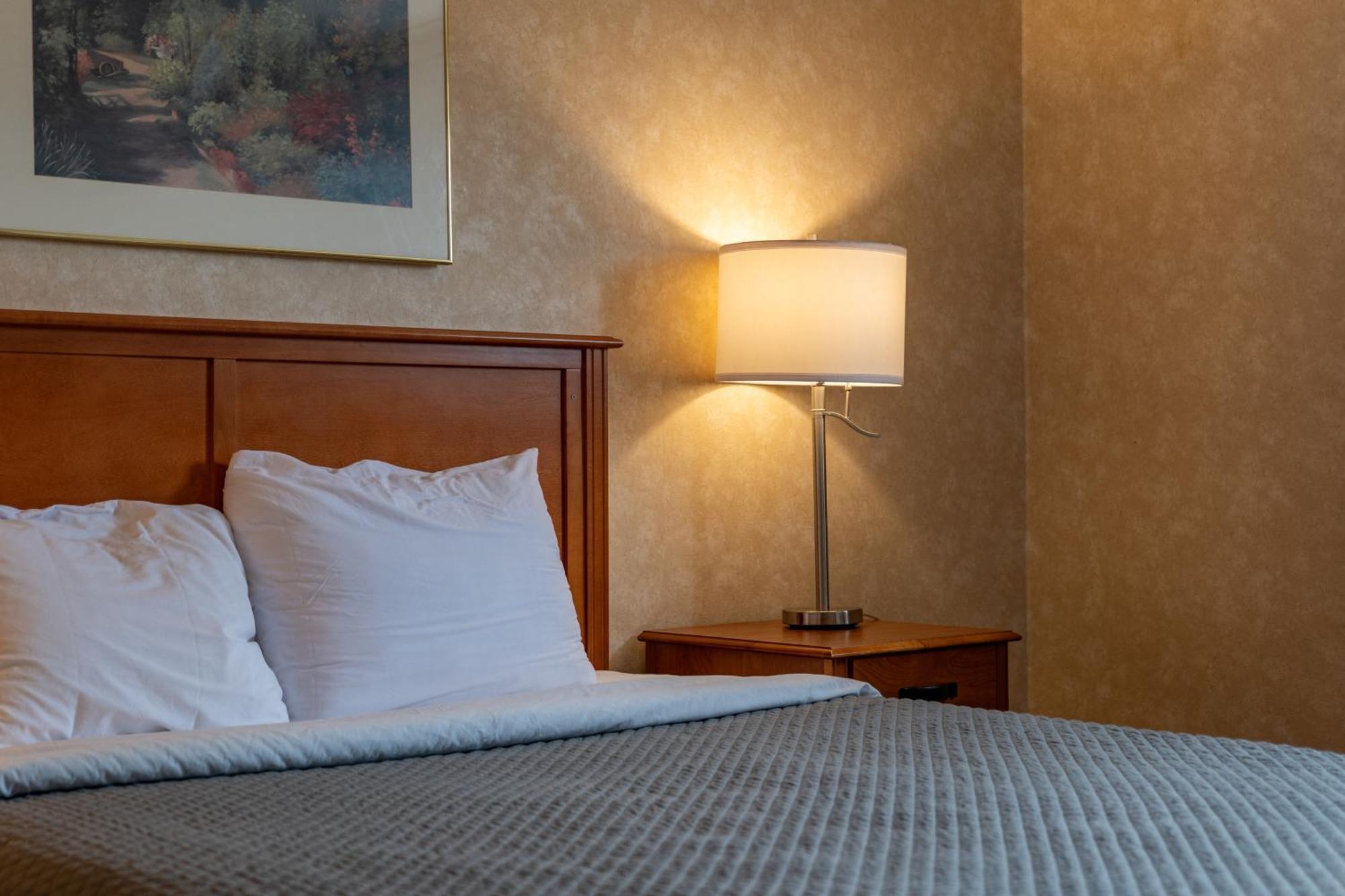 Royal Inn & Suites Гуэлф Экстерьер фото