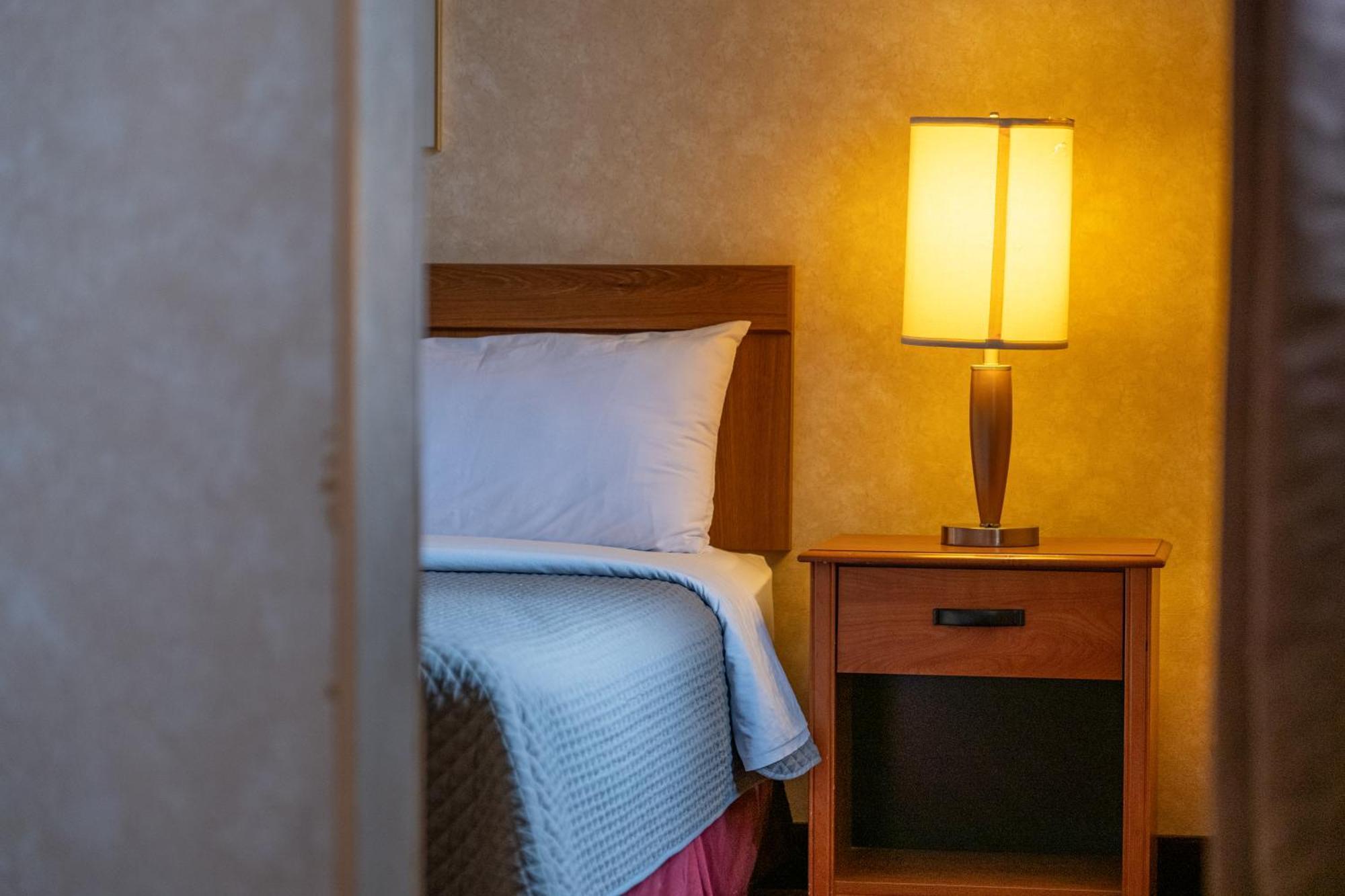 Royal Inn & Suites Гуэлф Экстерьер фото